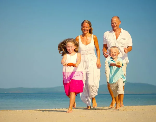 Plajda Bir Tatil Keyfini Aile — Stok fotoğraf