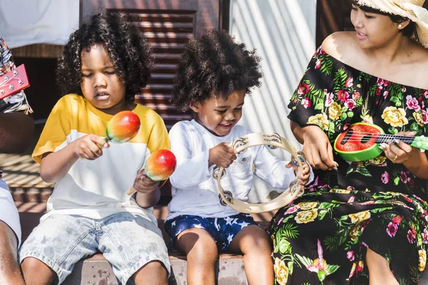 Adorables Niños Pequeños Tocando Música Con Madre —  Fotos de Stock