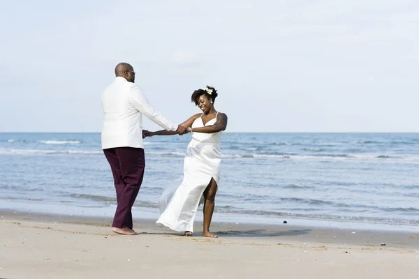 Афро Американських Пари Одружитися Пляжі Танці — стокове фото