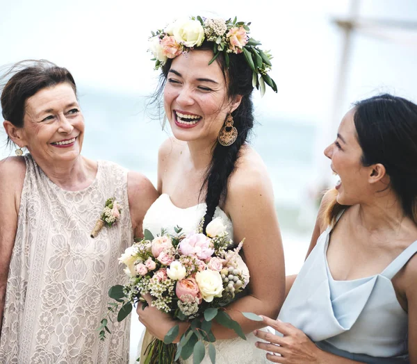 Skrattande Bruden Och Tärnorna Hennes Bröllop Stranden — Stockfoto