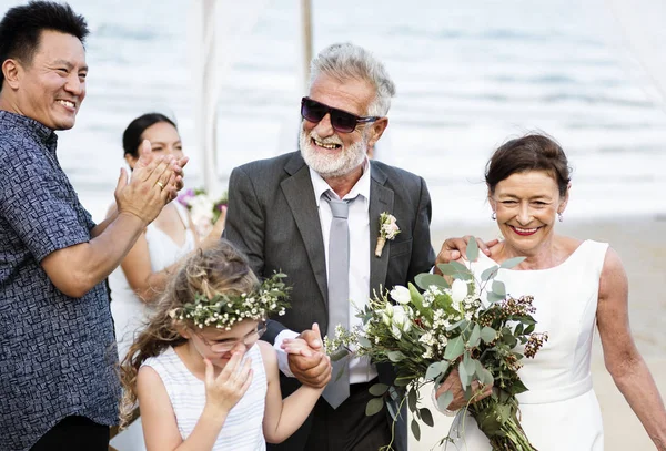 Feliz Casal Maduro Casar Praia — Fotografia de Stock