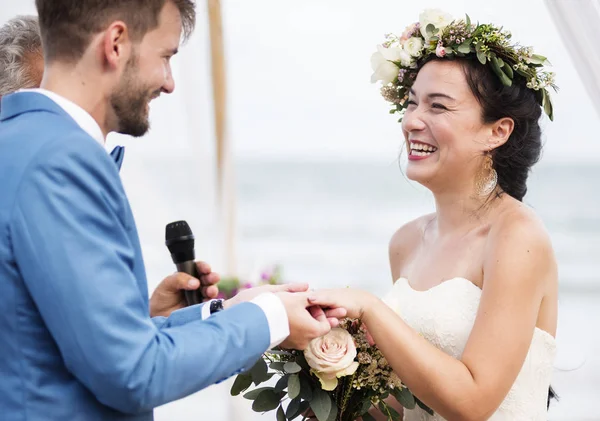 Junges Paar Zieht Trauringe Bei Zeremonie Strand — Stockfoto