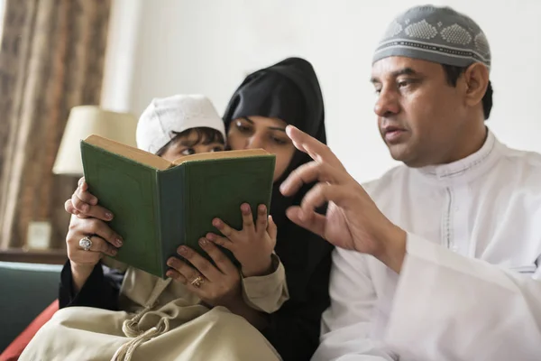 Musulmani Che Leggono Dal Corano — Foto Stock