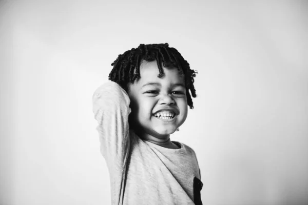 Retrato Jovem Menino Africano Alegre — Fotografia de Stock