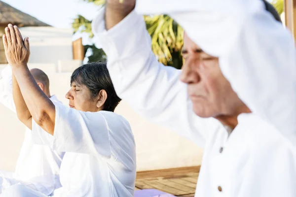 Grupo Personas Mayores Que Practican Yoga Por Mañana — Foto de Stock