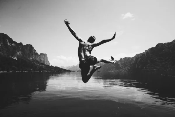 Человек Прыгающий Радости Озера — стоковое фото