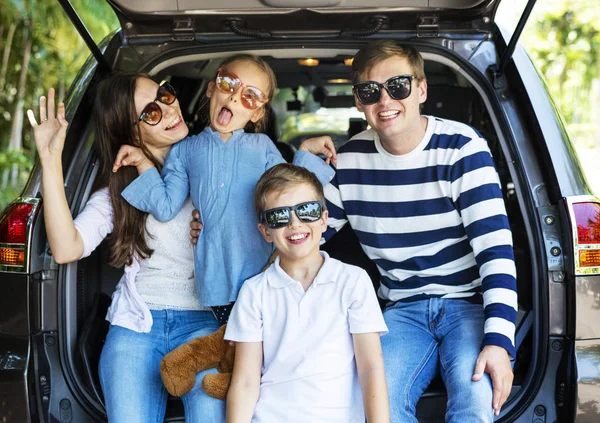 Родители Дети Солнечных Очках Сидят Багажнике Автомобиля Семейного Автомобиля Семья — стоковое фото