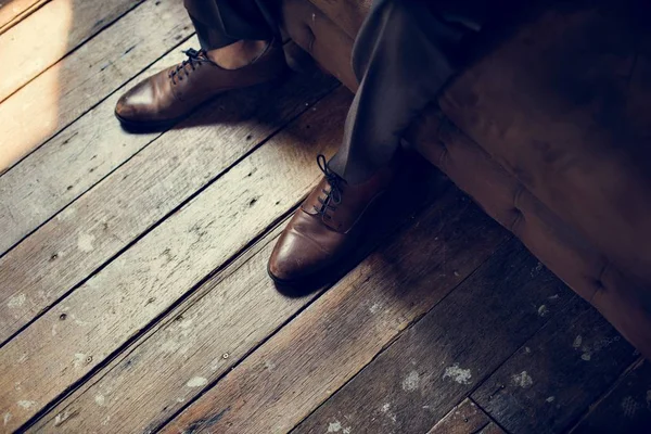 Ahşap zeminde deri ayakkabılar.