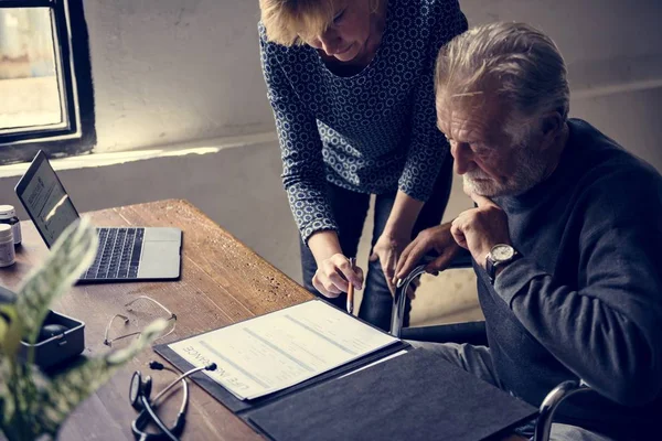 Seitenansicht Eines Rollstuhl Sitzenden Älteren Mannes Beim Betrachten Des Formulars — Stockfoto