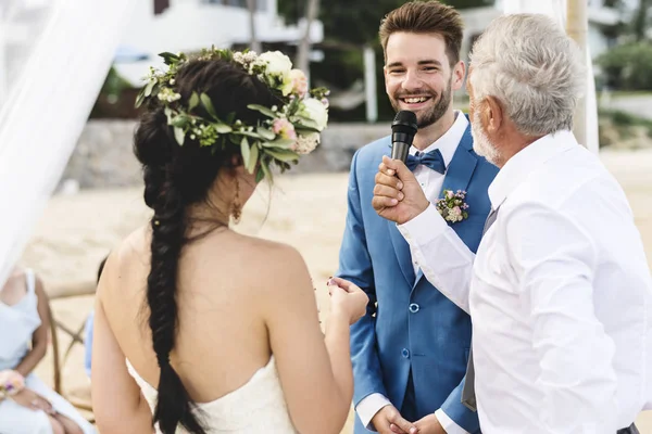 Casal Jovem Cerimônia Casamento Falando Microfone Durante Cerimônia Casamento Praia — Fotografia de Stock