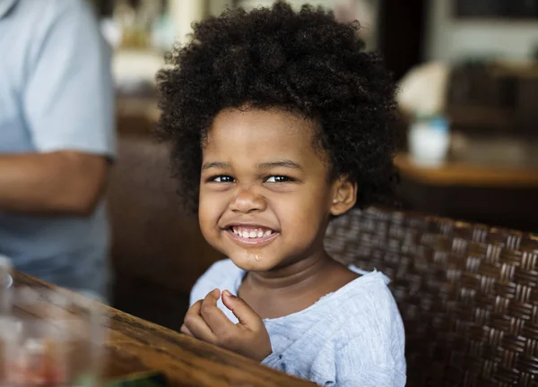 Yakın Çekim Portre Sevimli Küçük Afro Amerikan Çocuk Kameraya Gülümseyen — Stok fotoğraf