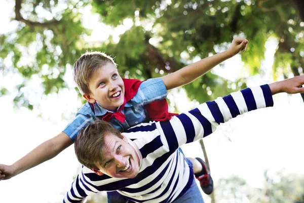 Süper kahraman çocuk babası arka yüzünde uçan