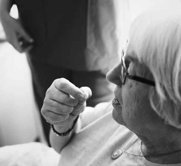 Starší Žena Užívat Nějaké Léky — Stock fotografie