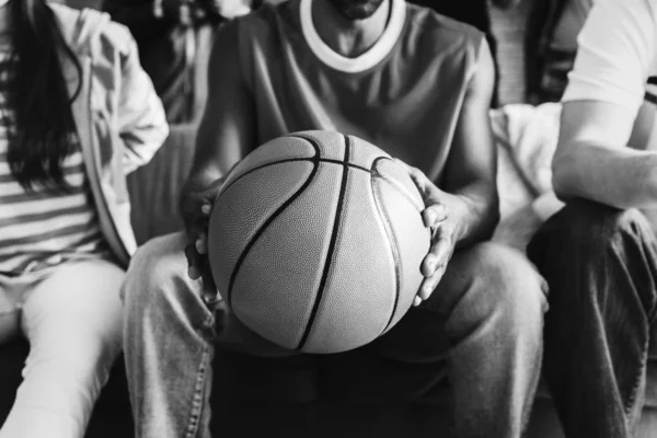 Teman Duduk Bersama Dengan Bola Basket Gambar Dipotong Kaki Foto — Stok Foto