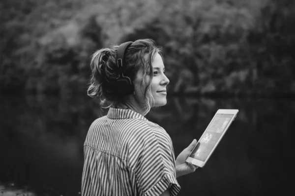 Mujer Sola Naturaleza Usando Una Tableta Digital — Foto de Stock