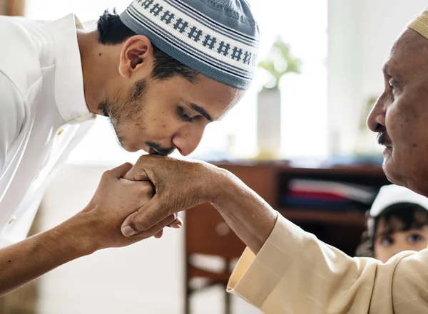 Młody Człowiek Muzułmańskich Okazywanie Szacunku Ojca — Zdjęcie stockowe