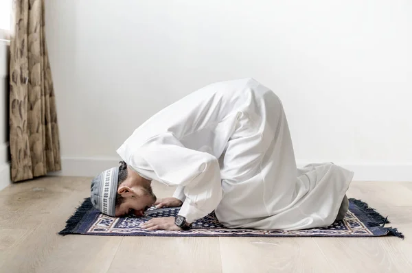 Menino Muçulmano Rezando Postura Sujud — Fotografia de Stock