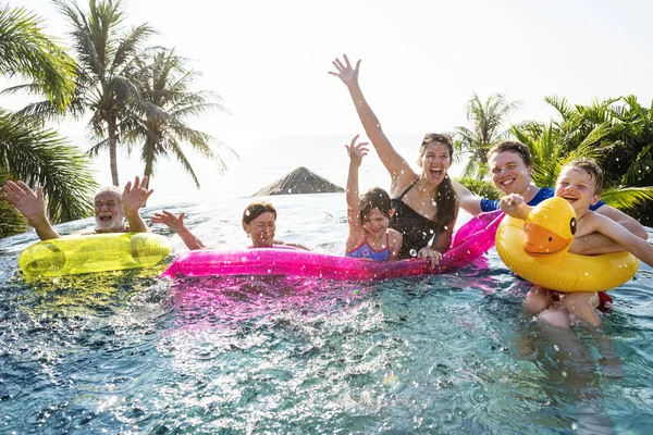 Familia Alegre Divirtiéndose Juntos Piscina Durante Las Vacaciones — Foto de Stock