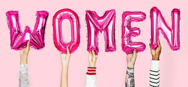 Kadınlar balon kelime gösteren eller