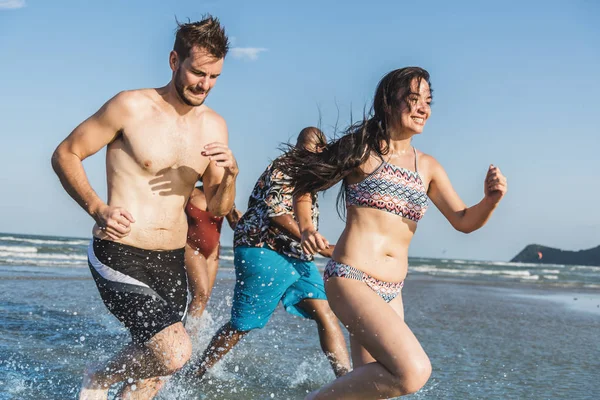 Amigos Divirtiéndose Playa — Foto de Stock