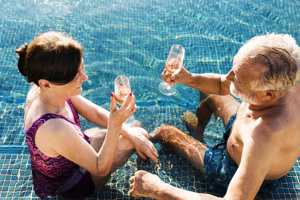 Casal Maduro Uma Piscina — Fotografia de Stock