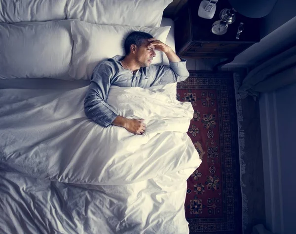 Hombre Cama Con Dolor Cabeza — Foto de Stock