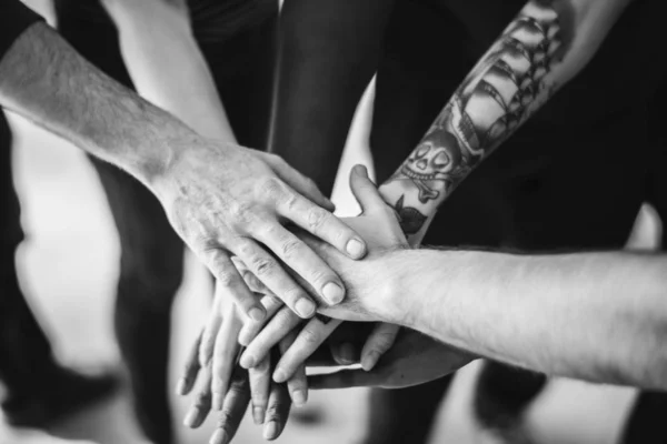 Pessoas Unindo Mãos Como Uma Equipe — Fotografia de Stock