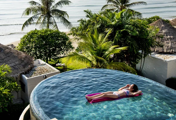 Frauen Auf Einem Aufblasbaren Pool — Stockfoto