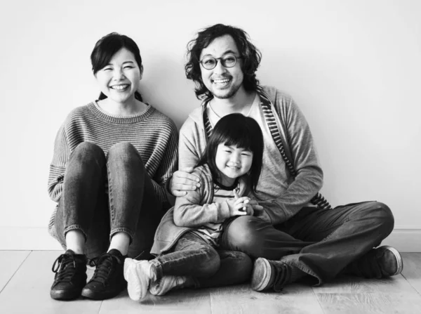 Asiatische Familie Sitzt Auf Dem Boden — Stockfoto