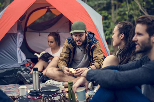 Amigos Acampar Floresta Juntos — Fotografia de Stock