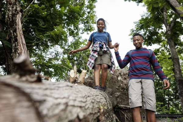 Paar Beim Trekking Wald — Stockfoto