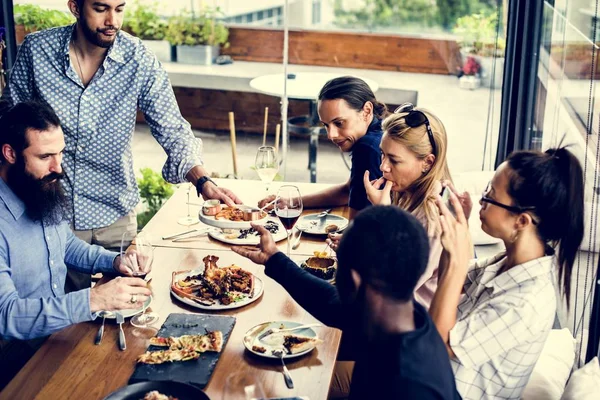 Verschillende Vrienden Samen Het Restaurant — Stockfoto