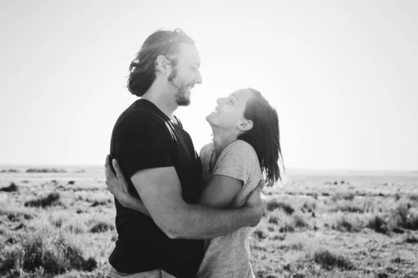 Caminhadas Casal Juntos Deserto — Fotografia de Stock