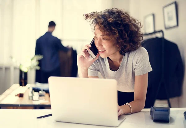 Vrouw Bezig Met Projecten — Stockfoto