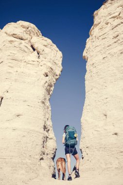 Sırt çantalı bir kadın