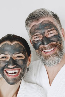 Mutlu çift kömür maske