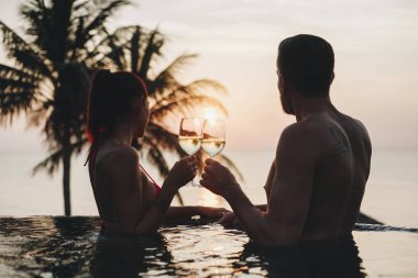 Romantik bir gün batımı zevk çift