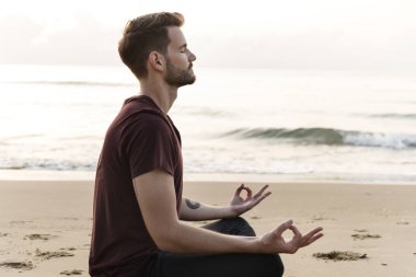 adam pratik Yoga sahilde