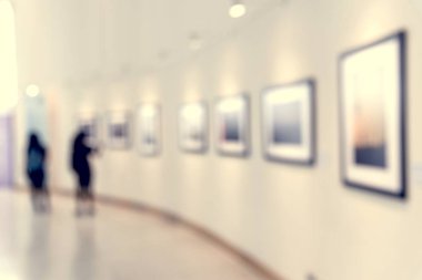 Bir sanat sergisi zevk insanlar