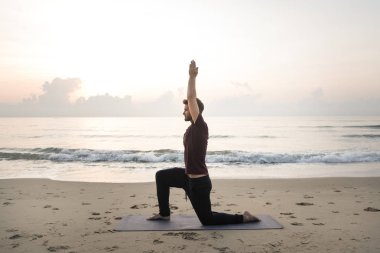 adam pratik Yoga sahilde