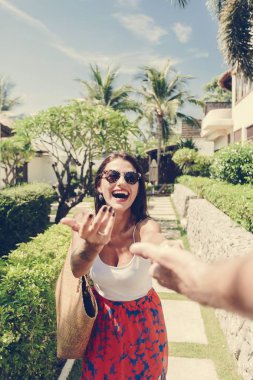 Kocası karısını bir tatile takip