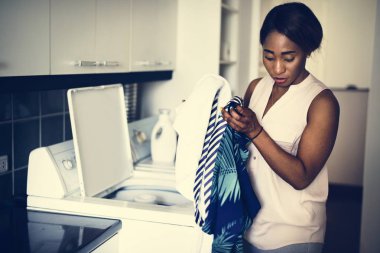 Siyah kadın Çamaşırhane yapıyor