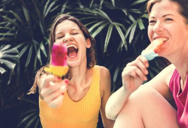 Anne ve kızı posicles ile