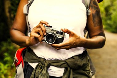 Bir analog kamera kadınla