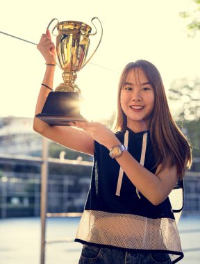 Sportif giysiler bir kupa açık havada tutan Asyalı Genç kız