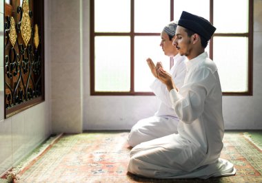 Allah 'a dua eden Müslümanlar