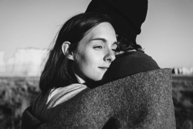 Vahşi doğada birlikte yürüyüş yapan bir çift.