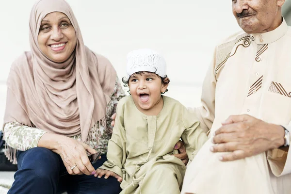 Muslimi Isovanhemmat Lapsenlapsensa Kanssa — kuvapankkivalokuva