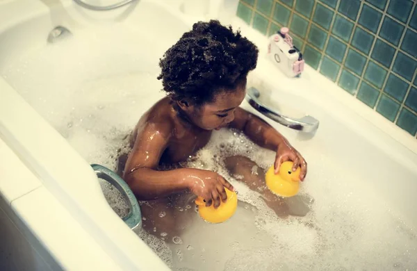 Afrika Kökenli Çocuk Banyo — Stok fotoğraf