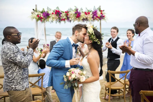 그들에 해변에서 결혼식 — 스톡 사진